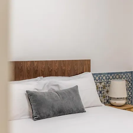 Hip & Renovated T.m. Flat In Bairro Alto דירה ליסבון